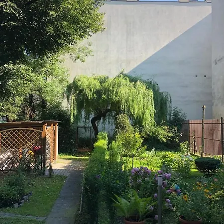 Z Ogrodem Przy Starej Zajezdni * Krakow