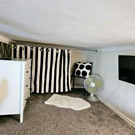 Z Ogrodem Przy Starej Zajezdni