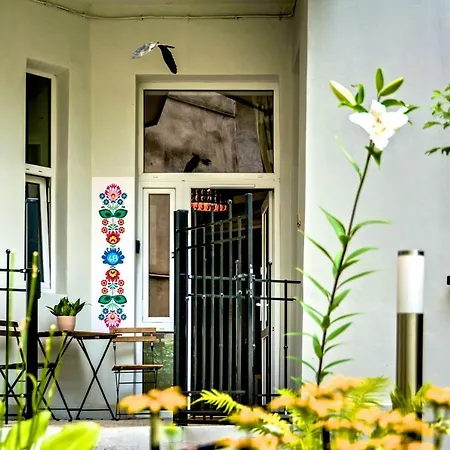 Z Ogrodem Przy Starej Zajezdni Apartmán *