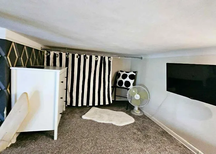 Z Ogrodem Przy Starej Zajezdni