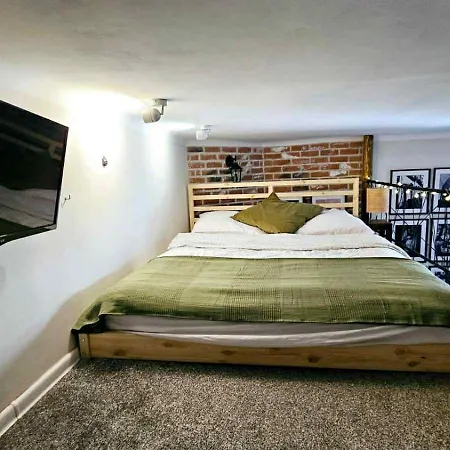 Apartmán Z Ogrodem Przy Starej Zajezdni